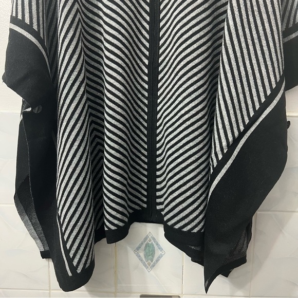 ANNE KLEIN Zip Front Cape/Poncho Black/Grey with Zipper and Emblem Size Small - Picture 3 of 9